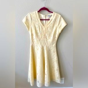 De Collection pale yellow lace dress. Fully lined, zip and clasp back. Size M